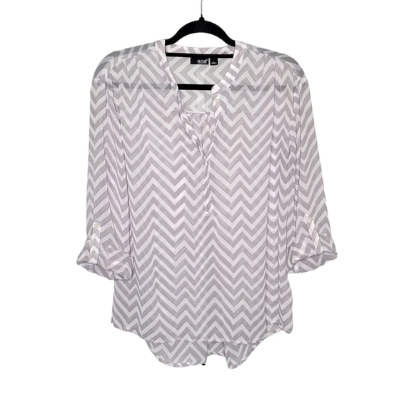 a.n.a Women's Gray & White Chevron Print Sheer Lightweight Popover Blouse Size L - Picture 1 of 10